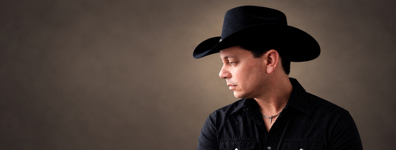 Alejandro de Miguel con sombrero negro